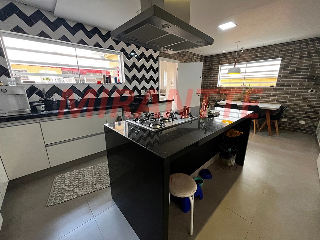 Sobrado de 256m² com 4 quartos em Santana