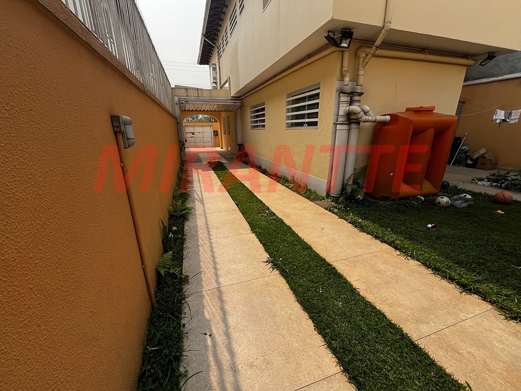 Sobrado de 256m² com 4 quartos em Santana