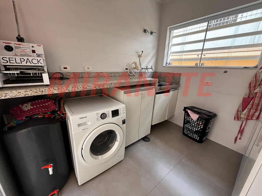 Sobrado de 256m² com 4 quartos em Santana