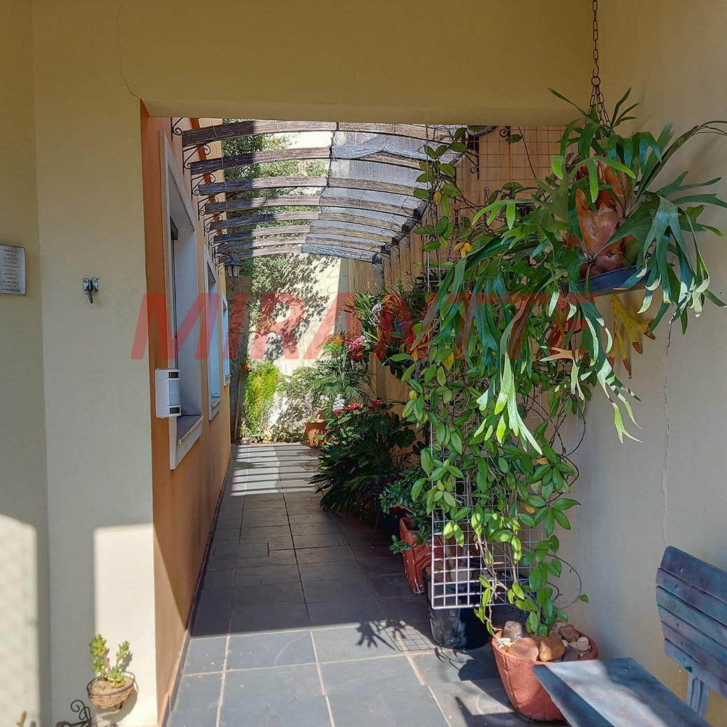 Sobrado de 212m² com 5 quartos em Jardim Guapíra