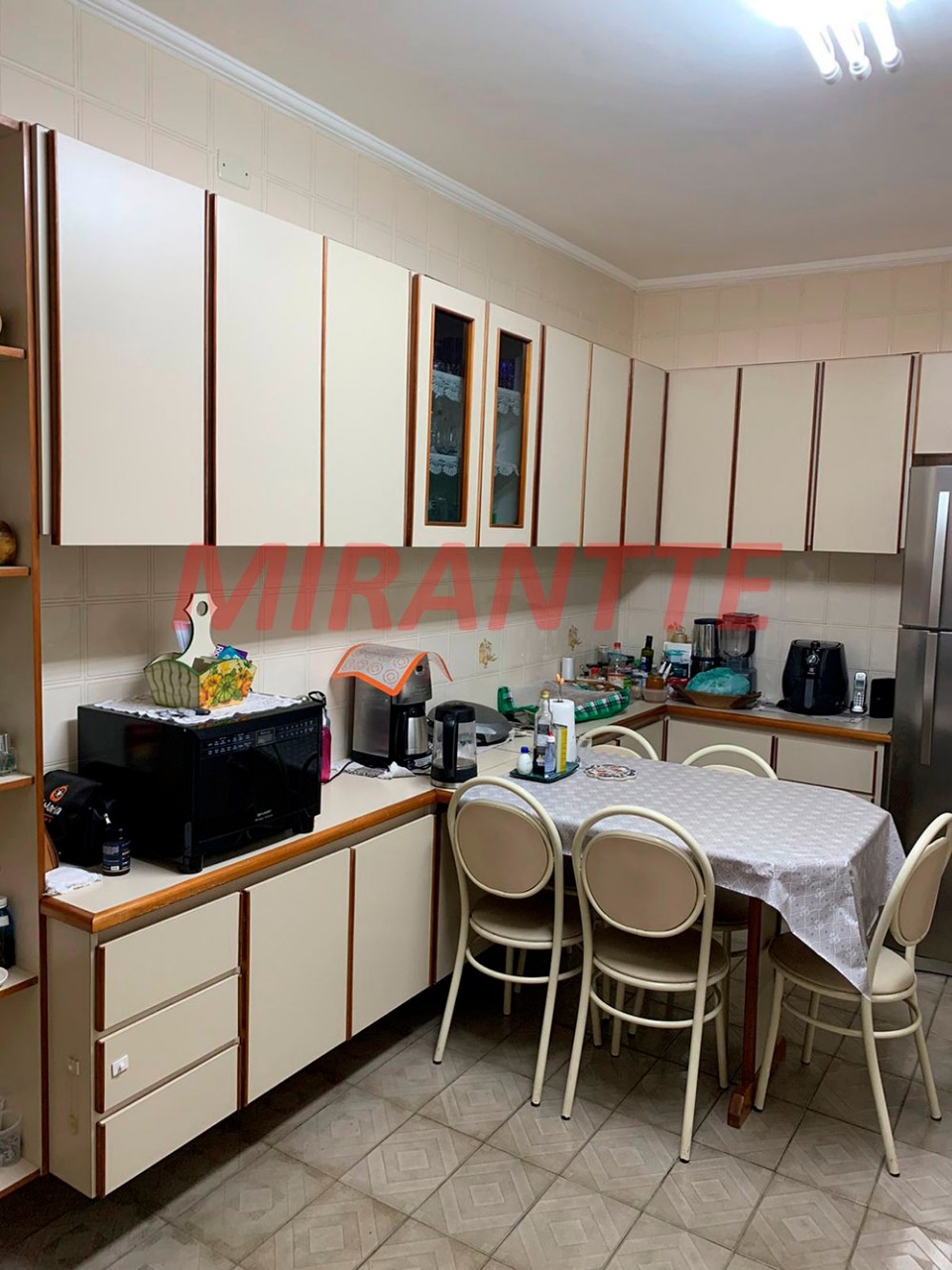 Sobrado de 350m² com 4 quartos em Jardim Neila