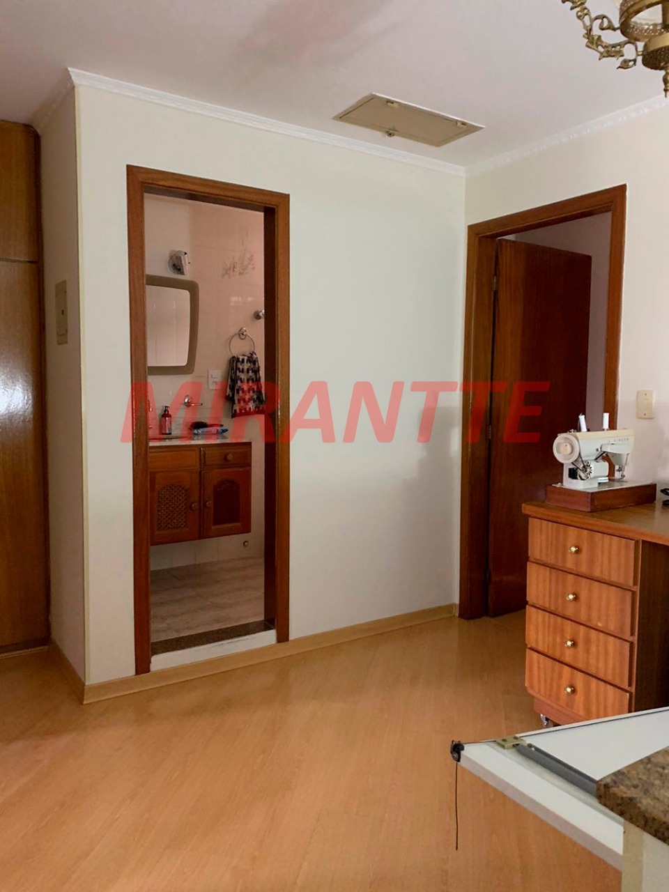 Sobrado de 350m² com 4 quartos em Jardim Neila