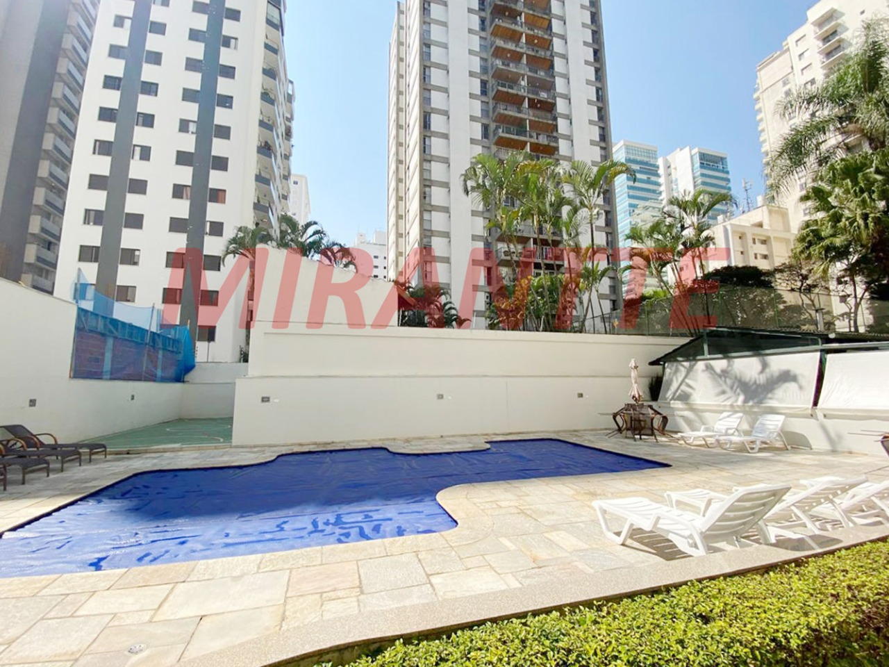 Cobertura de 240m² com 3 quartos em Moema