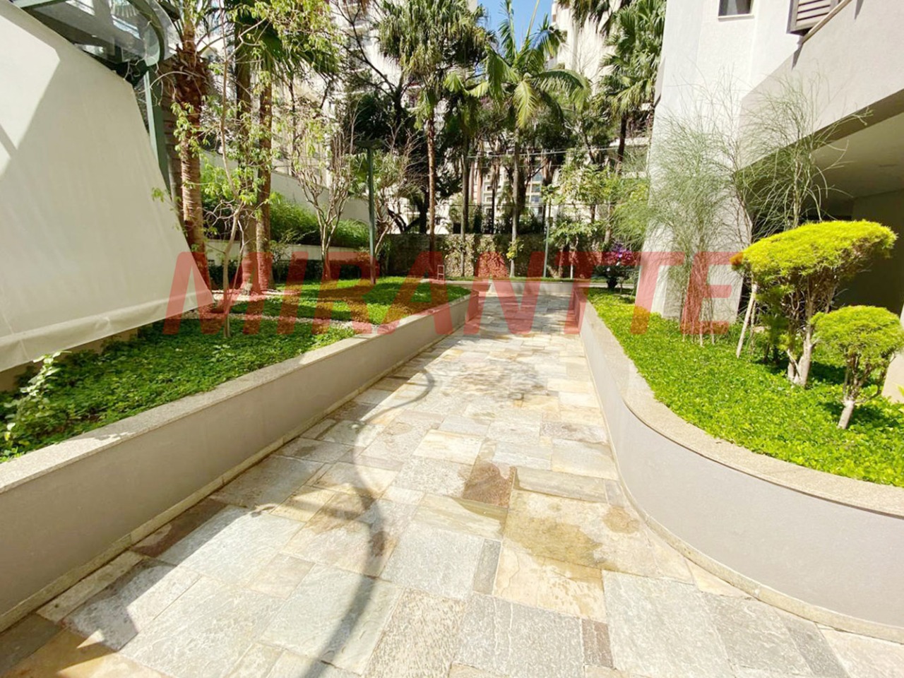 Cobertura de 240m² com 3 quartos em Moema