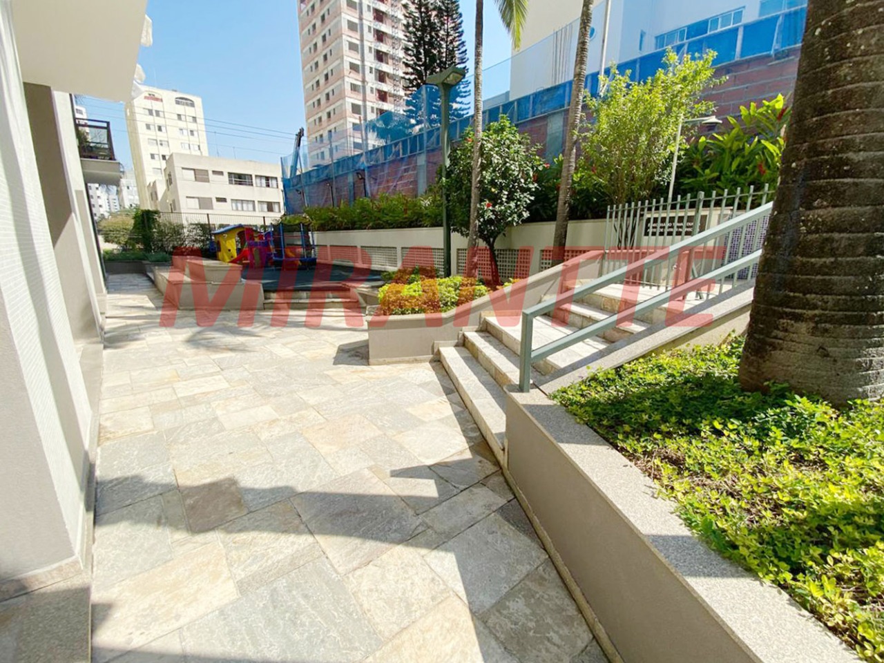 Cobertura de 240m² com 3 quartos em Moema