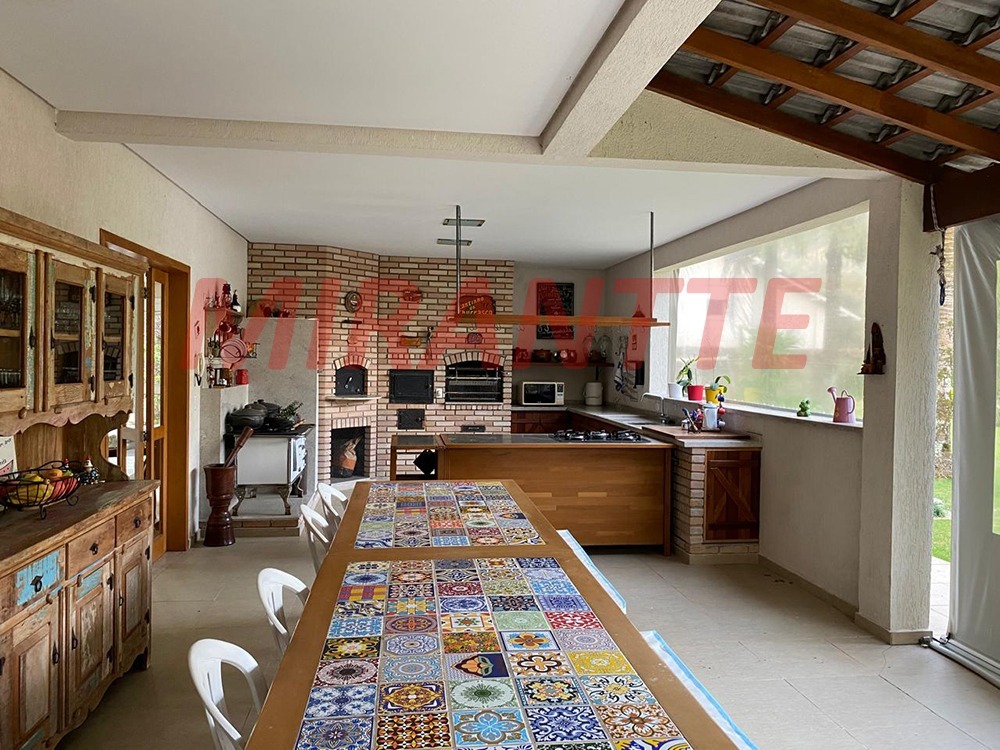 Cond. fechado de 489m² com 4 quartos em Caraguata