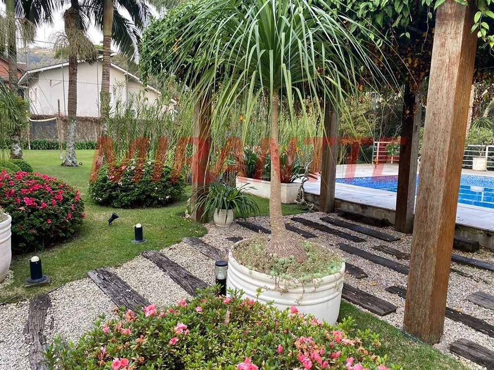 Cond. fechado de 489m² com 4 quartos em Caraguata