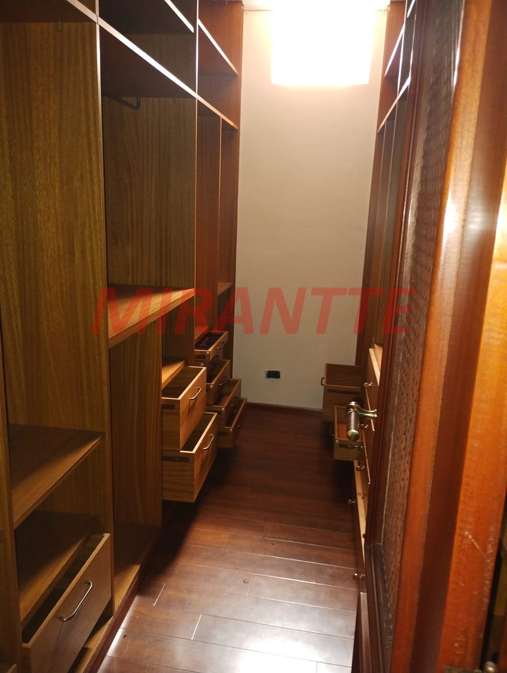 Sobrado de 200m² com 4 quartos em Tremembe