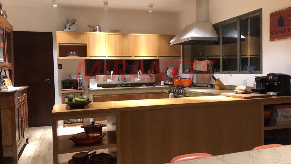 Sobrado de 507m² com 5 quartos em Serra Da Cantareira