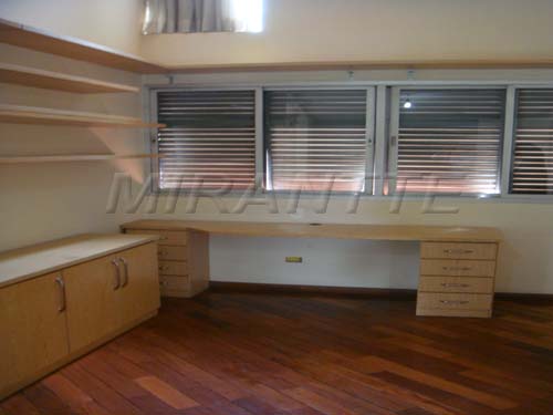 Sobrado de 323m² com 4 quartos em Jardim São Bento