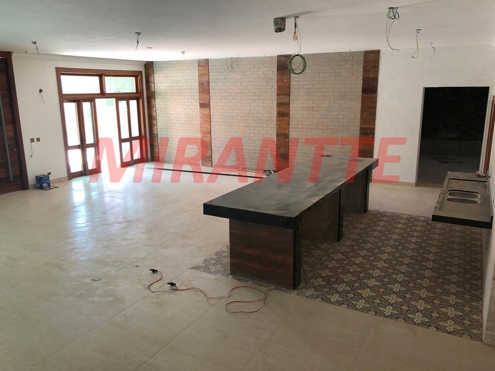 Sobrado de 560m² com 5 quartos em Serra da Cantareira