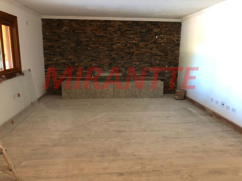 Sobrado de 560m² com 5 quartos em Serra da Cantareira