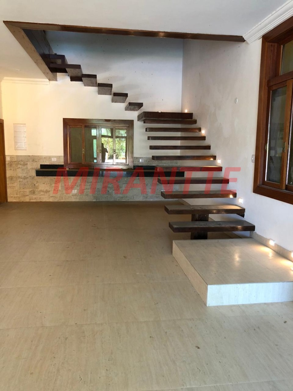 Sobrado de 560m² com 5 quartos em Serra da Cantareira