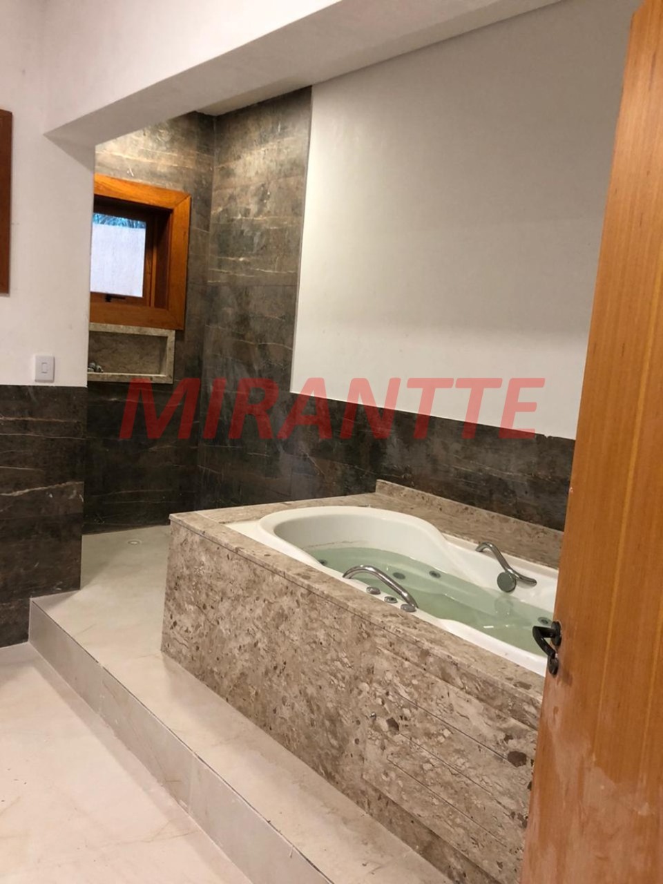 Sobrado de 560m² com 5 quartos em Serra da Cantareira