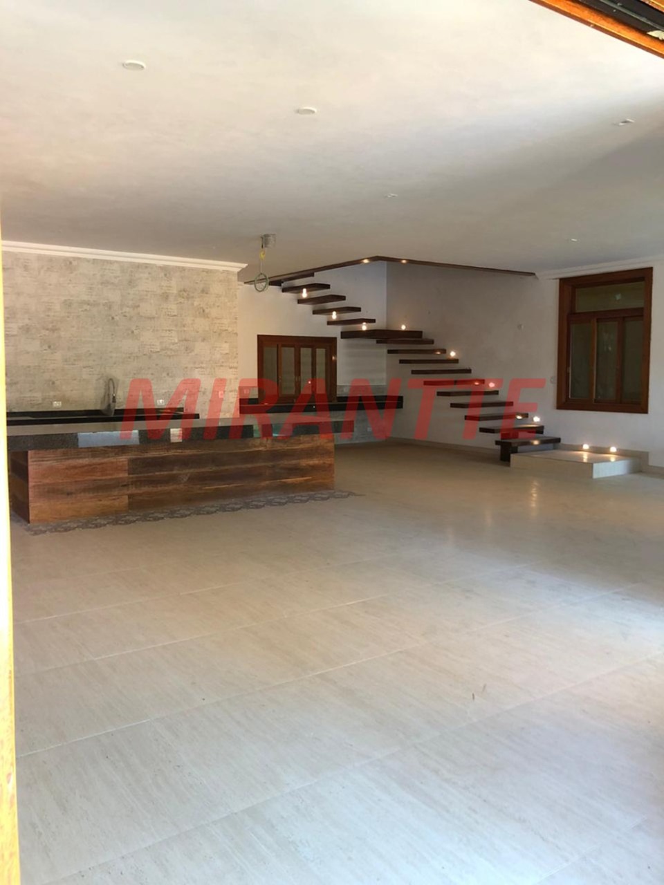 Sobrado de 560m² com 5 quartos em Serra da Cantareira