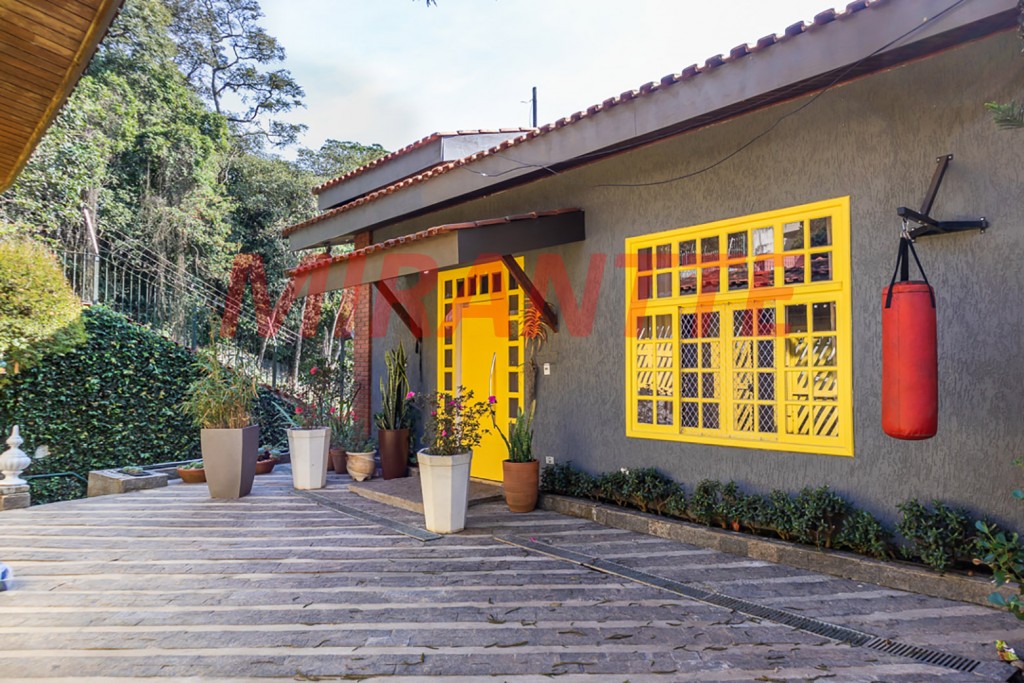 Cond. fechado de 780m² com 4 quartos em Jardim Ibiratiba
