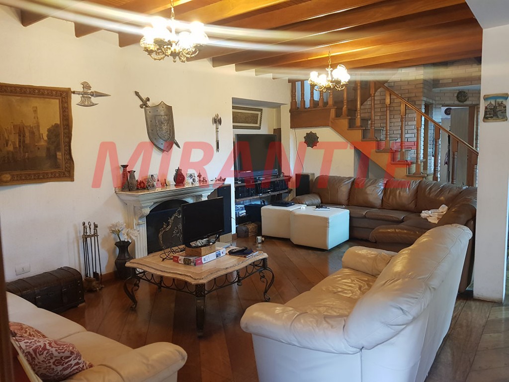 Sobrado de 700m² com 7 quartos em Tremembe