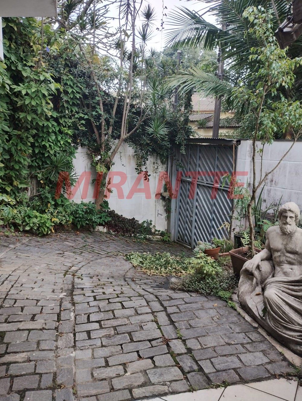 Sobrado de 440m² com 5 quartos em Jardim Floresta