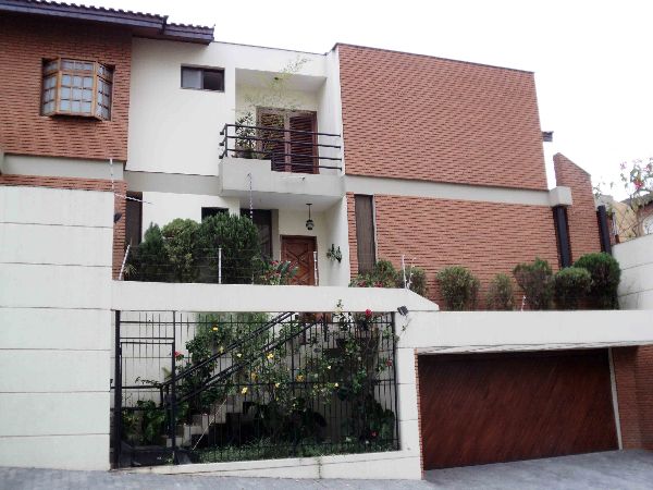 Sobrado de 331m² com 3 quartos em Barro Branco