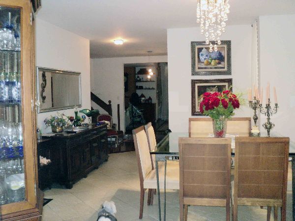 Sobrado de 331m² com 3 quartos em Barro Branco