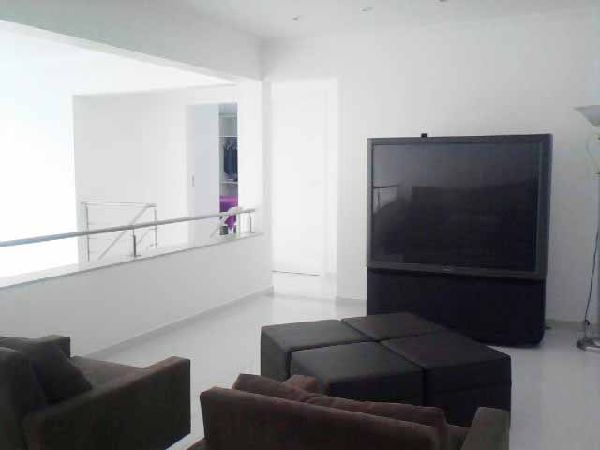 Sobrado de 560m² com 4 quartos em Santa Terezinha