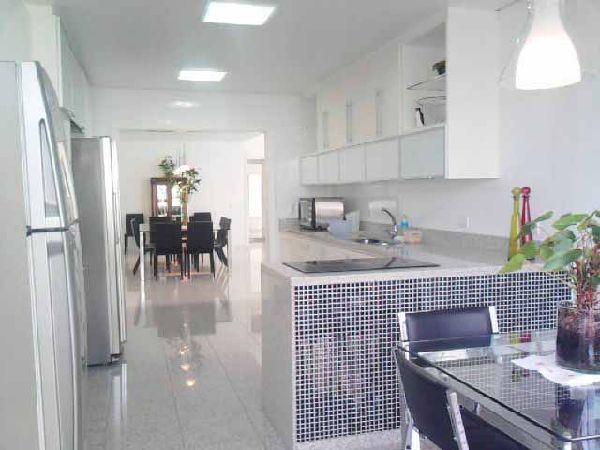 Sobrado de 560m² com 4 quartos em Santa Terezinha