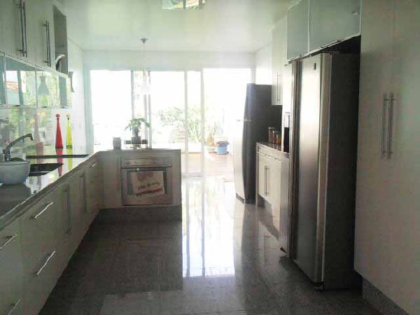Sobrado de 560m² com 4 quartos em Santa Terezinha