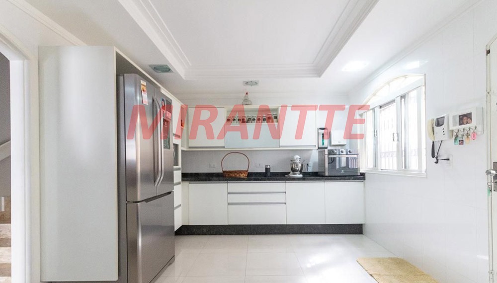 Sobrado de 299m² com 4 quartos em Barro Branco