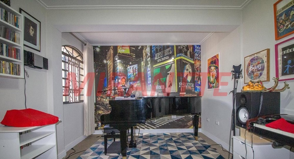 Sobrado de 299m² com 4 quartos em Barro Branco