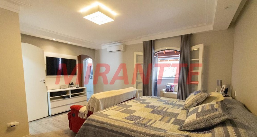Sobrado de 299m² com 4 quartos em Barro Branco