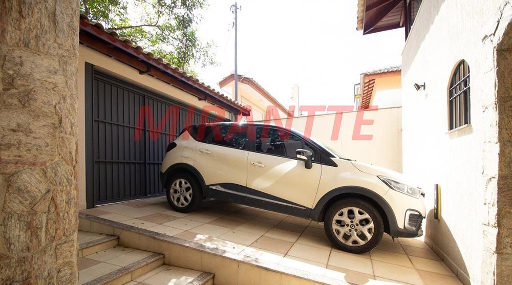 Sobrado de 299m² com 4 quartos em Barro Branco