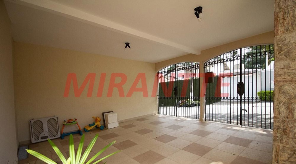 Sobrado de 299m² com 4 quartos em Barro Branco