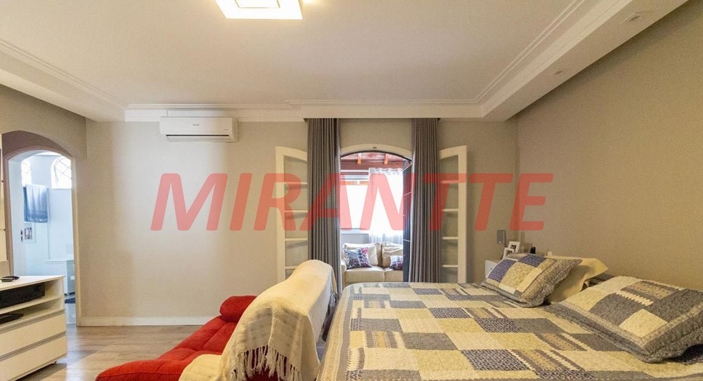 Sobrado de 299m² com 4 quartos em Barro Branco