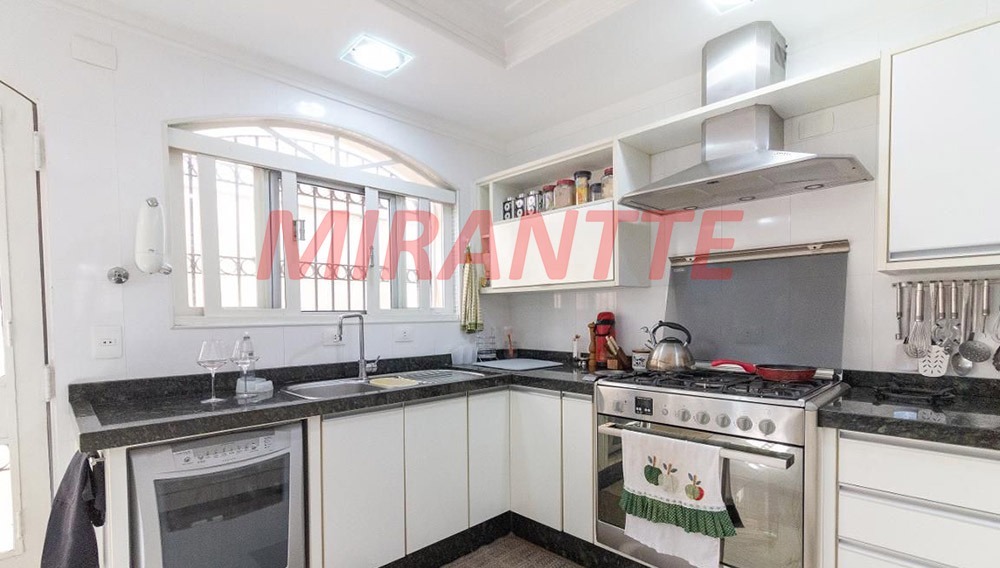Sobrado de 299m² com 4 quartos em Barro Branco