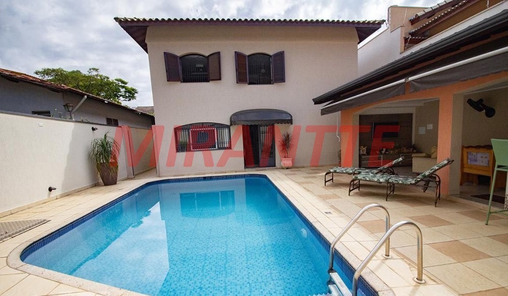 Sobrado de 299m² com 4 quartos em Barro Branco