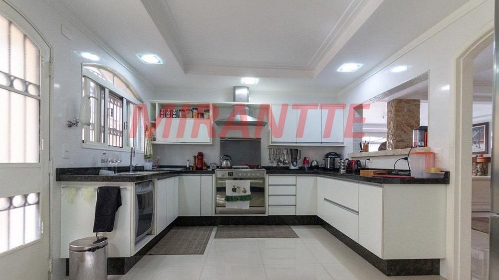 Sobrado de 299m² com 4 quartos em Barro Branco
