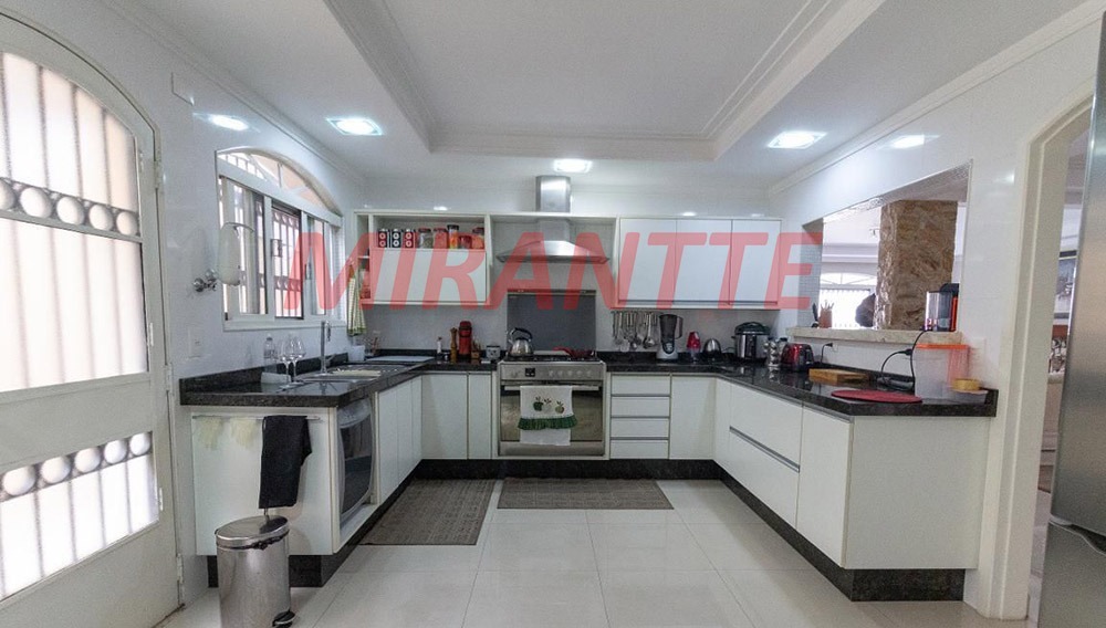 Sobrado de 299m² com 4 quartos em Barro Branco