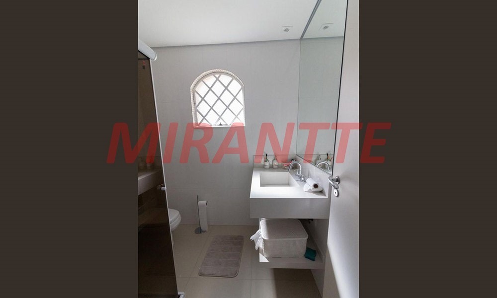 Sobrado de 299m² com 4 quartos em Barro Branco