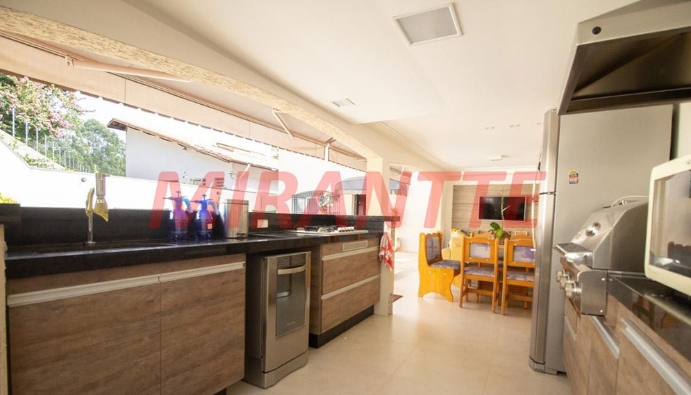 Sobrado de 299m² com 4 quartos em Barro Branco