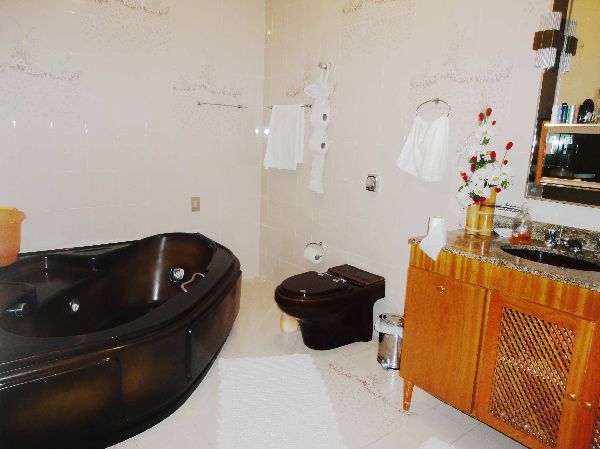 Sobrado de 454m² com 4 quartos em Tremembe