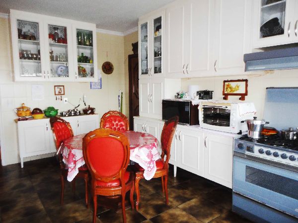 Sobrado de 454m² com 4 quartos em Tremembe