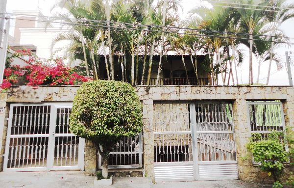 Sobrado de 454m² com 4 quartos em Tremembe
