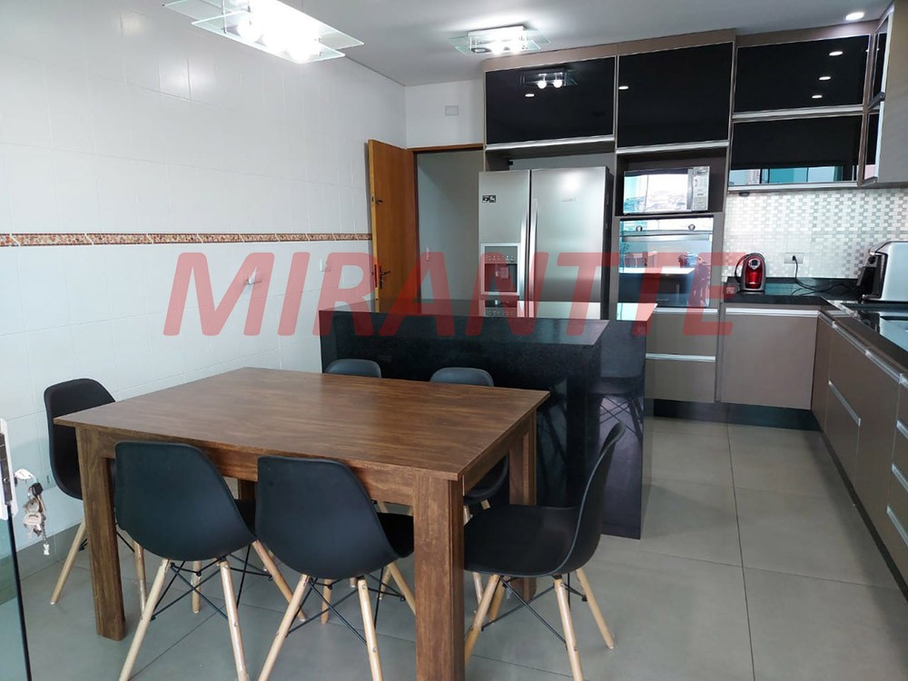 Sobrado de 299m² com 3 quartos em Vila Nivi