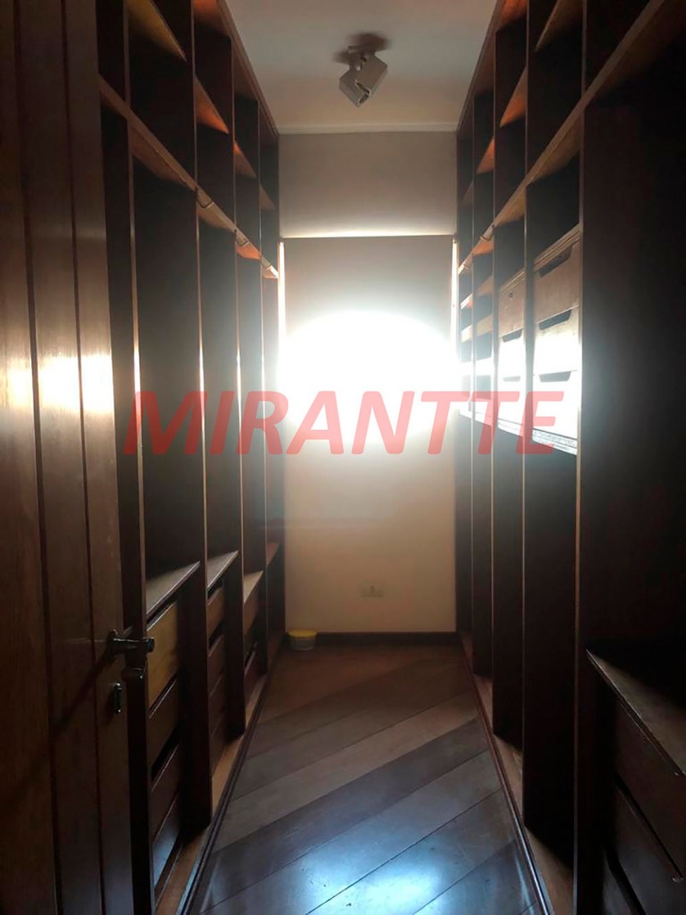 Cond. fechado de 469m² com 4 quartos em Alphaville 5