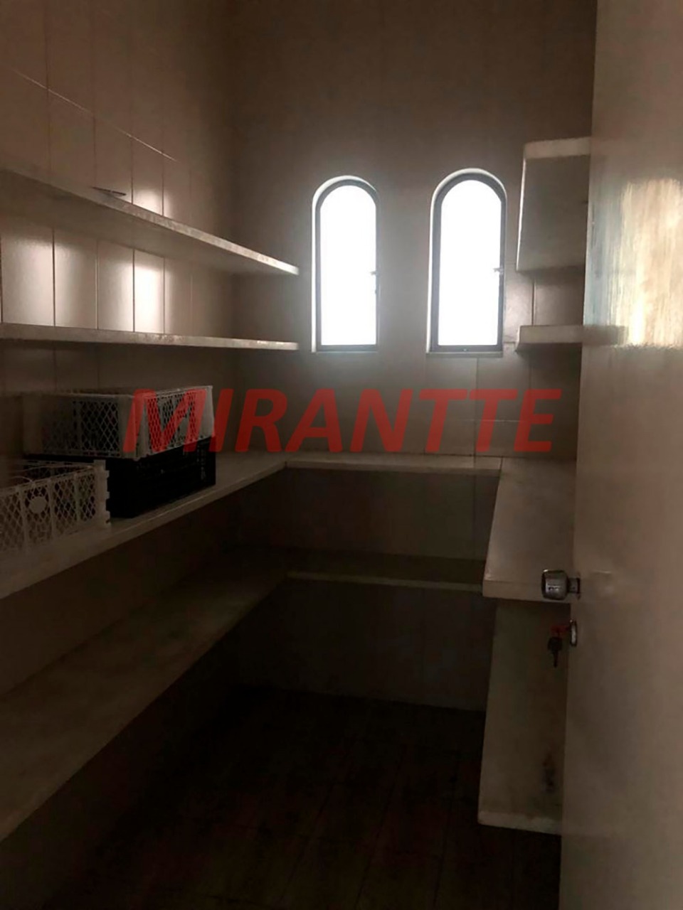 Cond. fechado de 469m² com 4 quartos em Alphaville 5