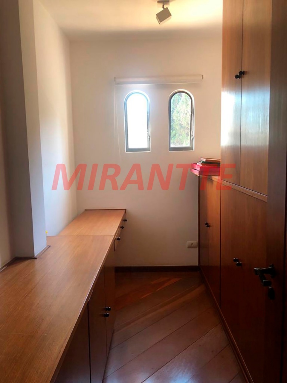 Cond. fechado de 469m² com 4 quartos em Alphaville 5