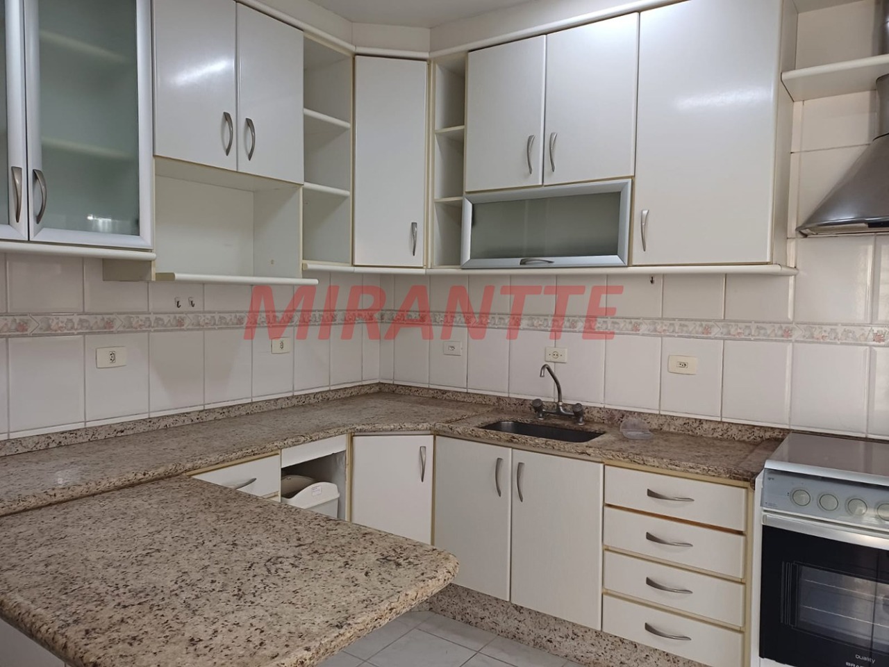 Cond. fechado de 160m² com 3 quartos em Vila Ester