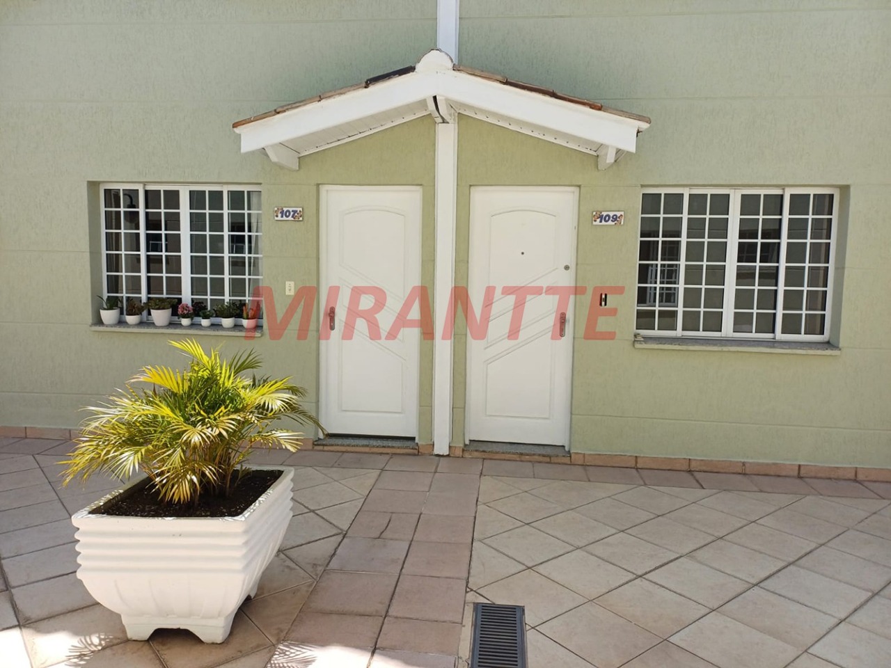 Cond. fechado de 160m² com 3 quartos em Vila Ester