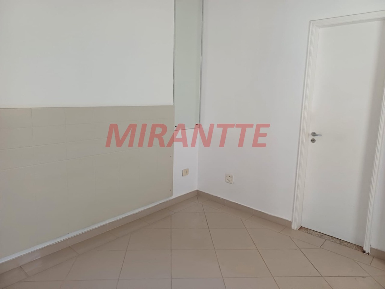 Cond. fechado de 160m² com 3 quartos em Vila Ester