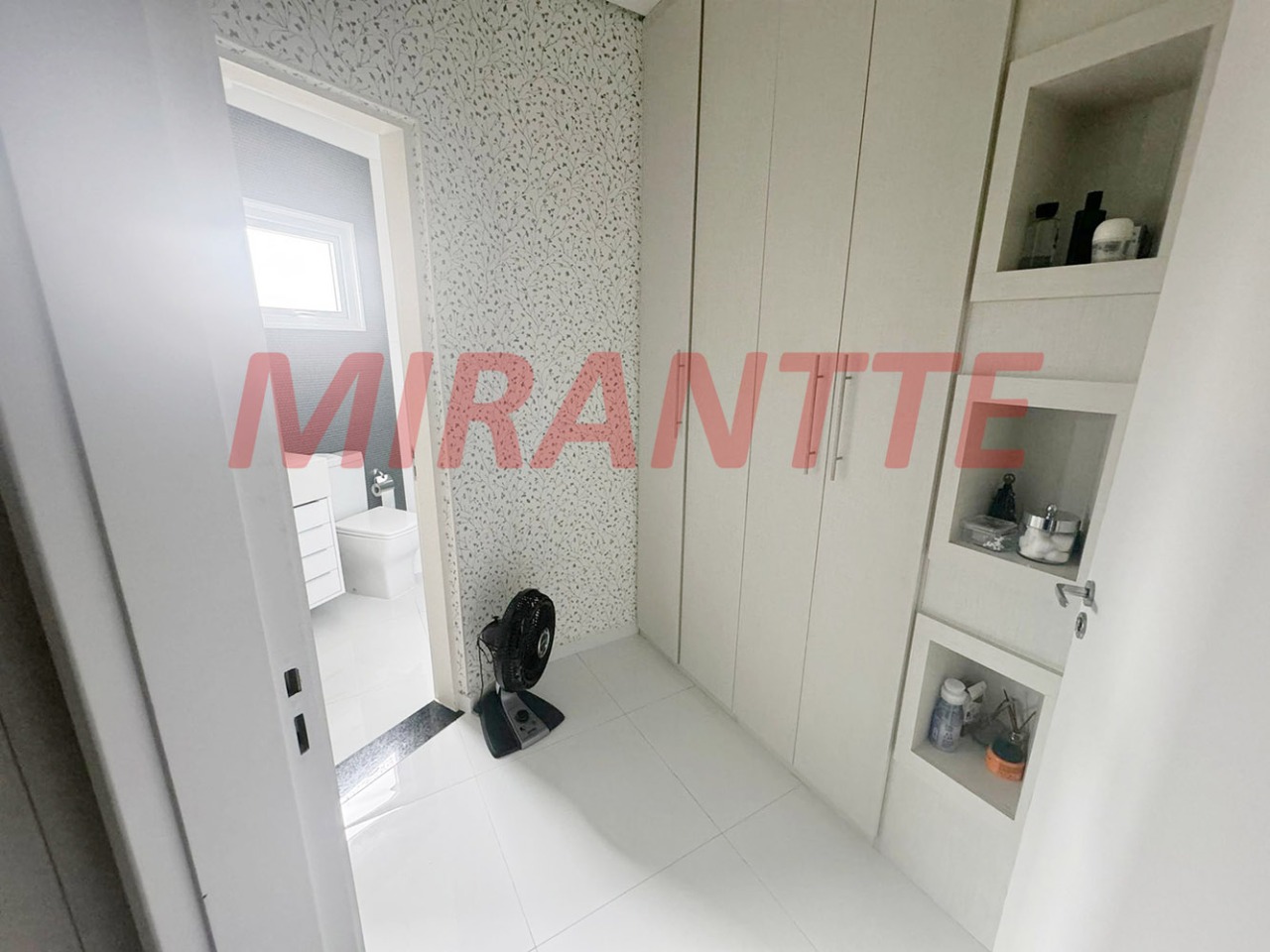 Sobrado de 382m² com 5 quartos em Vila Nivi
